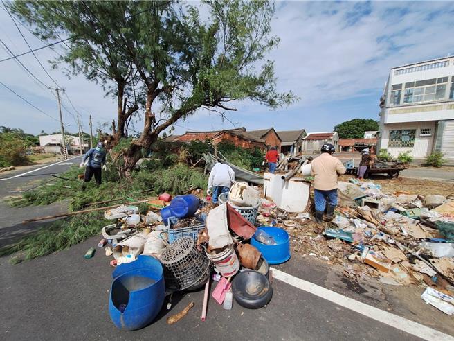 嘉義縣東石鄉塭仔村26日清潔大作戰。（東石鄉公所提供／廖素慧嘉縣傳真）