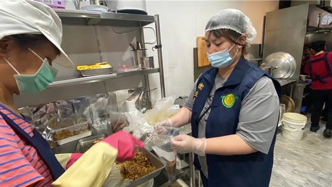 高雄三民區某便當店，爆出疑似集體食物中毒案，衛生局派員稽查後發現多項缺失，勒令業者停工7日徹底清消改善。（衛生局提供／紀爰高雄傳真）
