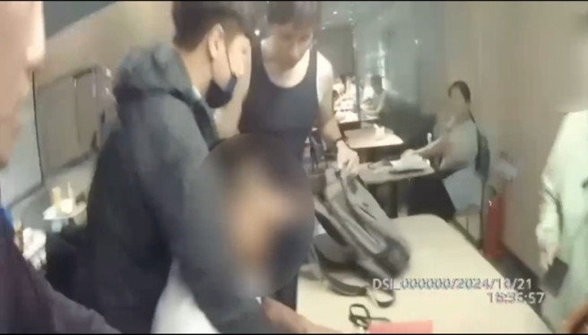 32歲楊姓車手進入餐廳準備收取封女交出的30萬元時，埋伏在旁的警方果斷上前表明身份將其逮捕。（圖警方提供／簡銘柱翻攝）