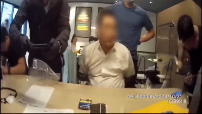 32歲楊姓車手進入餐廳準備收取封女交出的30萬元時，埋伏在旁的警方果斷上前表明身份將其逮捕。（圖警方提供／簡銘柱翻攝）