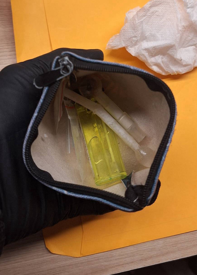 警方進一步搜查發現楊嫌背包內有2包二級毒品安非他命及一組吸食器。（圖警方提供／簡銘柱翻攝）