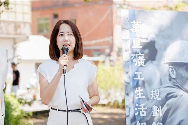 明年度中央政府總預算卡關，交通部長陳世凱指總預算遭退，恐讓公車都不能跑，民進黨新北市議員戴瑋姍發文回嗆國民黨市議員江怡臻。（翻攝戴瑋姍臉書）