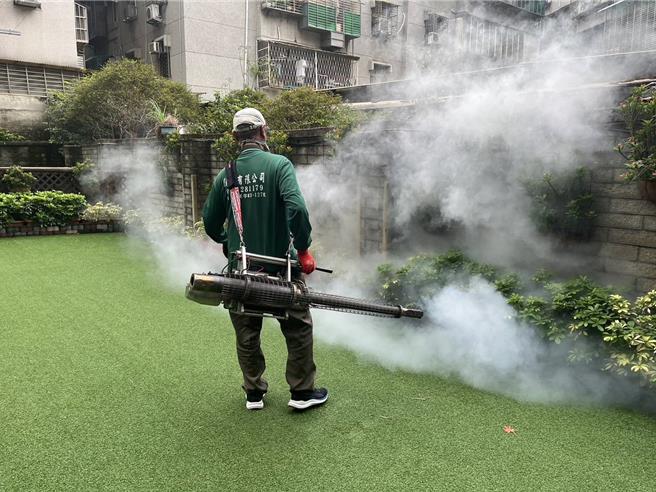 卫生局呼吁，民眾应配合防治针对自家环境及自有土地加强孳清，避免孳生病媒蚊。（卫生局提供）