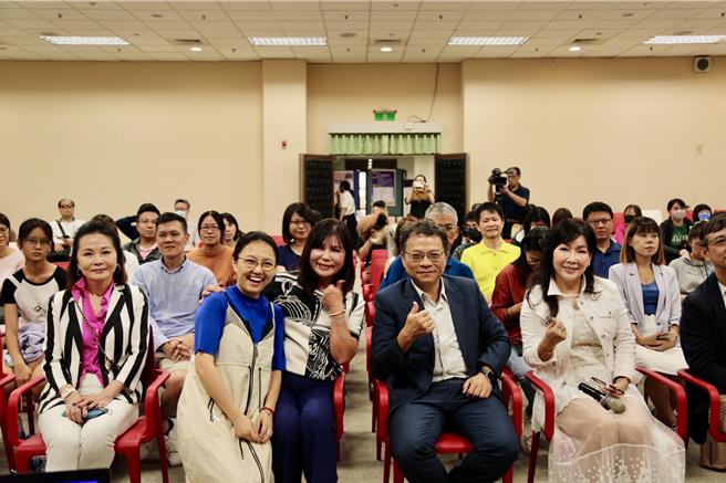 「跨界重生：布袋戏文化新浪潮」讲座在屏东大学举行。（民眾提供／罗琦文屏东传真）