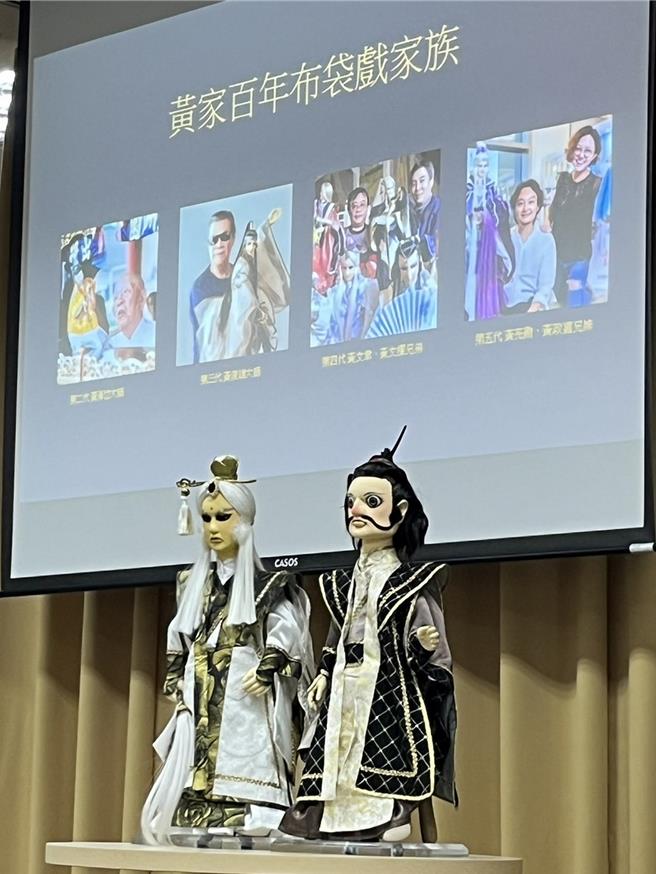 黄家布袋戏至今传承5代，霹雳国际多媒体品牌总监黄政嘉分享布袋戏从传统转型现代的过程（民眾提供／罗琦文屏东传真）