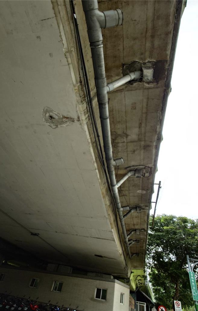 国民党台北市议员耿葳指出，桥龄35年的建国高架桥，是台北重要的交通要道，不过部分桥体出现钢筋裸露、雨水管脱落的现象，北市府局处却形同三不管。（耿葳提供／丁上程台北传真）