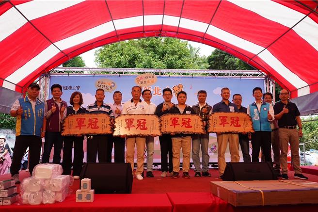 新北市雙溪區公所於今（26日）在雙溪平林農場舉辦「新北山藥－海陸珍寶嘉年華」展售會，現場頒發匾額鼓勵農友。（新北市農業局提供）