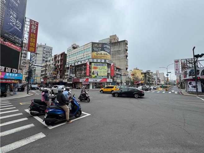 新竹市政府交通处在评估安全性与考量车流顺畅度后，即起取消该处两段式左转，不过，仍保留待转格，供民眾选择使用。（陈育贤摄）