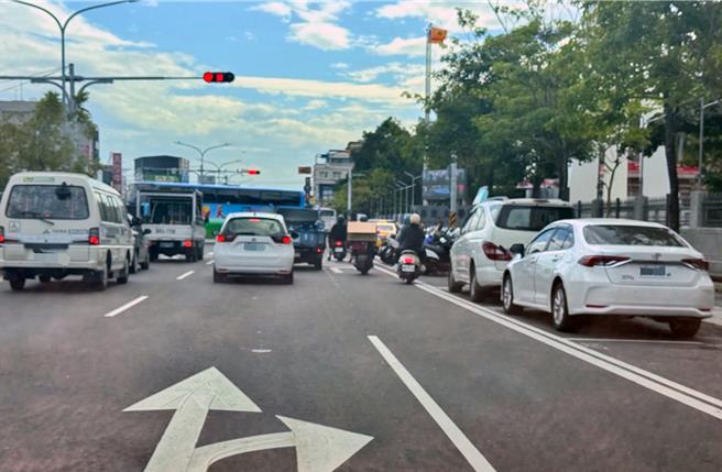 台南市議員朱正軒認為，右轉指向線劃設位置太靠近路口，恐將造成駕駛突然右轉，與直行機車交織發生意外。（朱正軒提供／洪榮志台南傳真）