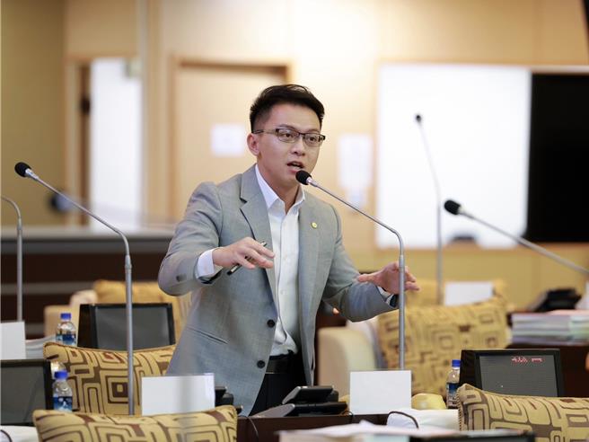 台南市政府交通局1年會勘數量高達3萬多件，但該局交通管制科僅30多人，處理量能嚴重不足，市議員朱正軒建議成立交通工程大隊。（朱正軒提供／洪榮志台南傳真）