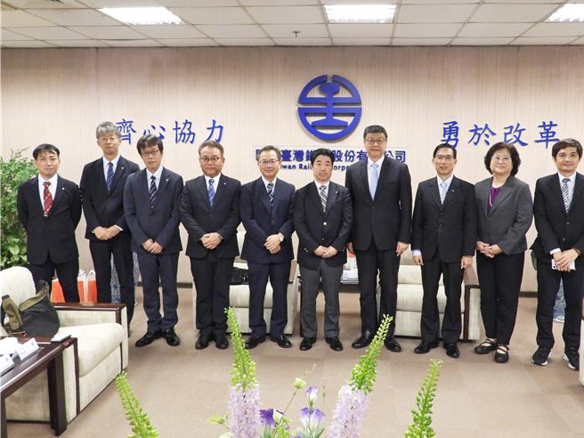日本一畑集团多位高层25日拜会台铁公司，台铁由董事长杜微及副总经理黄振照等人接待。（台铁公司提供／蔡明亘台北传真）
