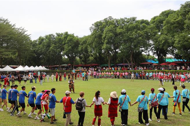 云林县原住民族联合丰年祭活动26日在古坑乡绿色隧道大草皮举行，很有丰年祭的氛围。（周丽兰摄）