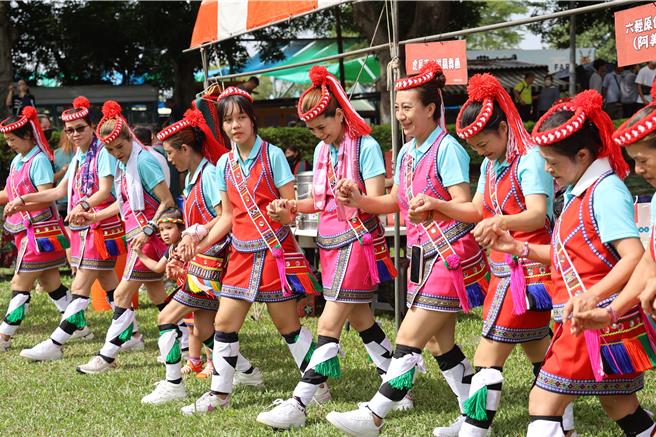 今年特别邀请都会区原住民社团拚场表演。（周丽兰摄）