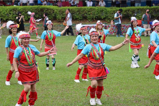 今年云林原住民丰年祭活动有联合丰年祭歌舞表演、传统祭仪、趣味竞赛活动、原住民特色料理，气氛热闹非凡。（周丽兰摄）