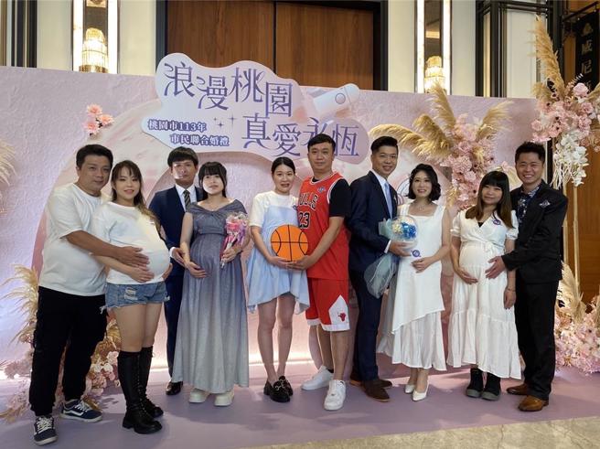 今年80對新人有5對懷孕，帶著寶寶參加婚禮，為歷年最多。（姜霏攝）