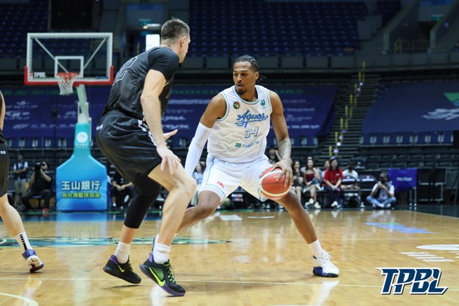 威胜(右)今天拿下双十数据。(TPBL提供)