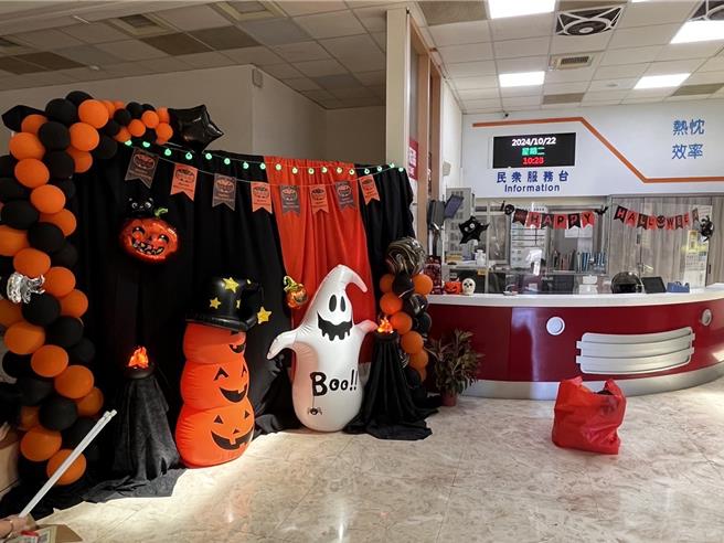 桃园消防分队由消防同仁跟救护义消将值班台布置成万圣节背景。（桃园消防分队提供）