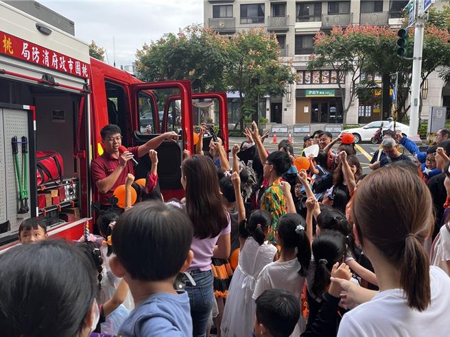 吸引不少大小朋友共襄盛举，过万圣节同时也进行安全宣导。（桃园消防分队提供）