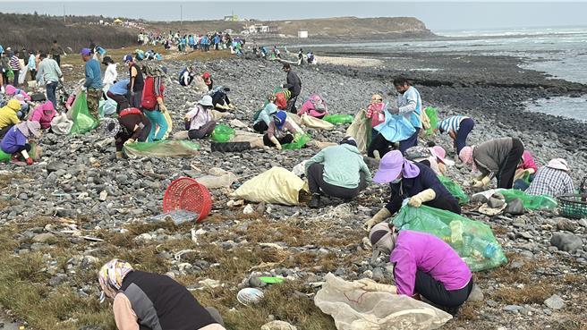 湖西鄉26日秋季淨灘，動員500人在龍門海岸清運超過 8000公斤垃圾。（湖西鄉公所提供／許逸民澎湖傳真）