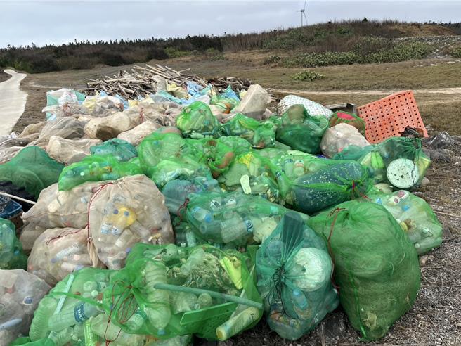 湖西鄉26日秋季淨灘，在龍門海岸清運超過 8000公斤垃圾。（湖西鄉公所提供／許逸民澎湖傳真）