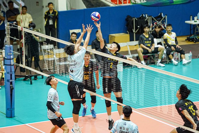 台电黄宇晨(右)在网前把球挑进。(中华排协提供)
