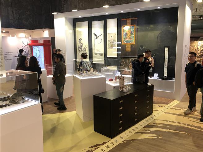 金庸所藏書畫、文物可讓讀者更貼近其創作靈感。（邱健恩提供／李怡芸台北傳真）