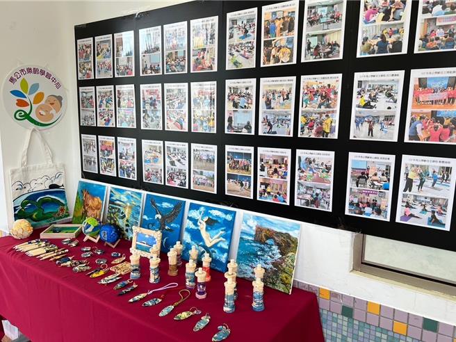 共享长者动静态学习成果，澎湖26日上午办联合成果发表。图为马公乐龄学习中心静态展。（马公市公所提供／许逸民澎湖传真）