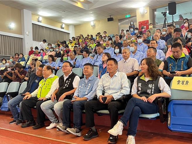 共享长者动静态学习成果，澎湖26日上午办联合成果发表。包括县长陈光復（前右五）、立法委员杨曜助理段湘玲（前右一）、马公市长黄健忠（前右四）、湖西乡长陈振中（前右三）、马公市前市长叶竹林（二排右三）等出席。（马公市公所提供／许逸民澎湖传真）