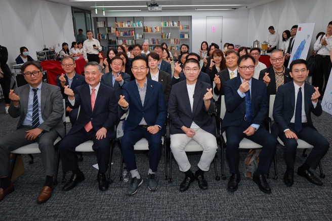 基隆市長謝國樑與仁川市延壽區廳長李載浩等與會人士合照