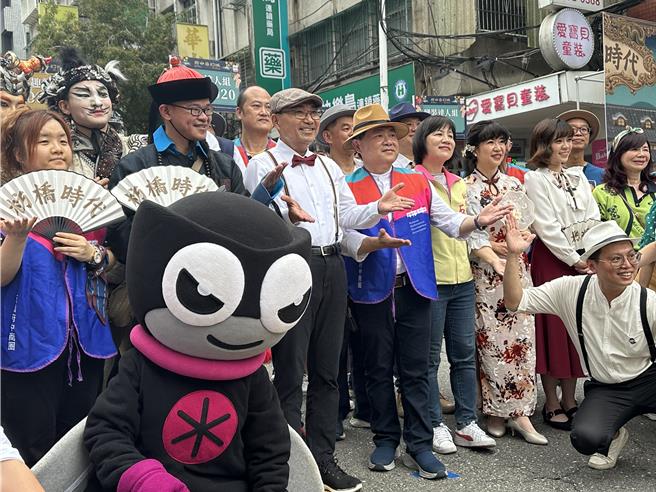 新北市长侯友宜指出，新北市一直提倡在地就学，未来会仔细评估，使新北在地就学率迈向8成。（高钧麟摄）