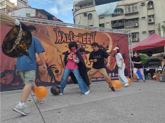 立委苏巧慧在台上与民眾大玩闯关游戏。（张铠乙摄）