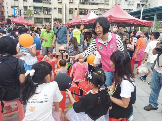 立委苏巧慧和参加活动的小朋友打招呼。（张铠乙摄）