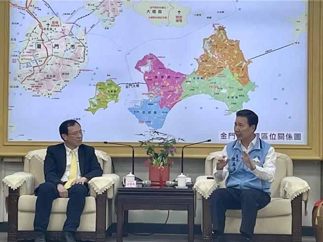 健保署長石崇良（左）25日率團隊前往金門縣府拜會縣長陳福海，討論金門IDS計畫實施成果及醫療服務需求。（圖／金門縣政府）