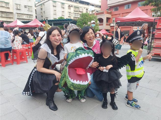 立委苏巧慧、议员李倩萍现场与小朋友合影。（张铠乙摄）