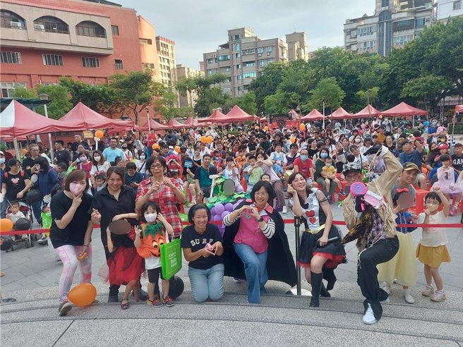 立委苏巧慧、议员李倩萍与现场民眾合影。（张铠乙摄）