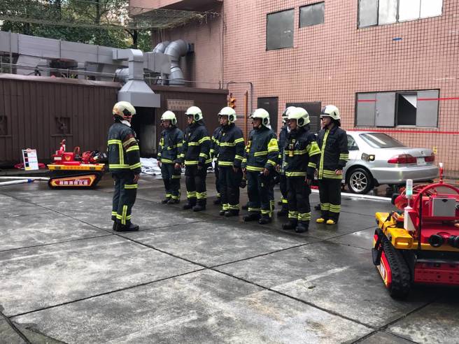 連江縣消防局參訪北市消防局，為了精進救災能力，一同進行救災訓練。（翻攝畫面）