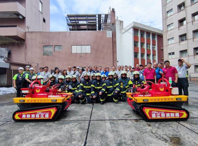 連江縣消防局參訪北市消防局，為了精進救災能力，一同進行救災訓練。（翻攝畫面）