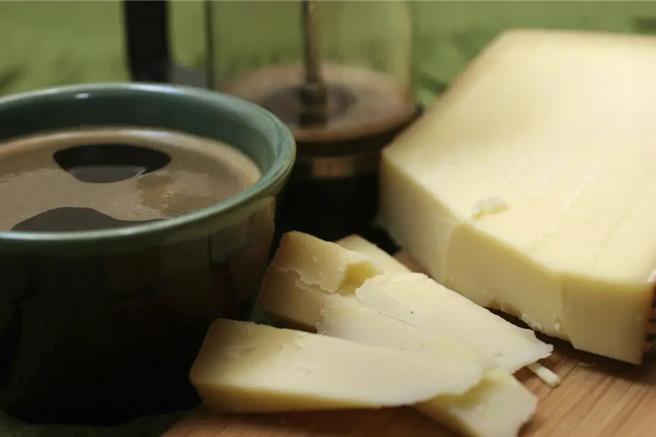 英国高端起司分销商Neal’s Yard Dairy因一场精心策划的诈骗，损失价值超过30万英镑（新台币约1200万元）、22吨的布包切达起司。图为乳酪示意图。（美联社）