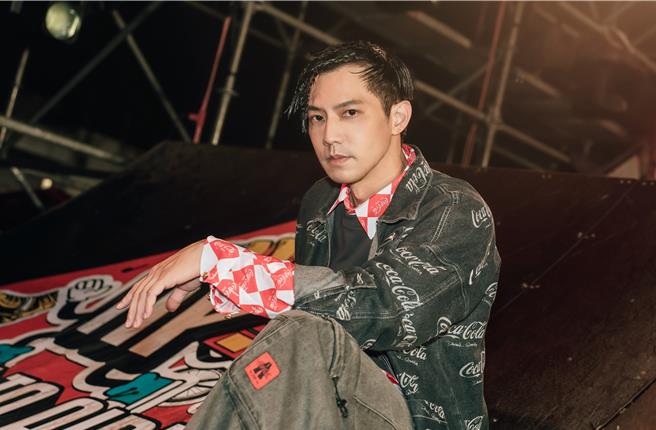 鄒承恩穿上Daniel Wong走秀。（旋轉娛樂提供）