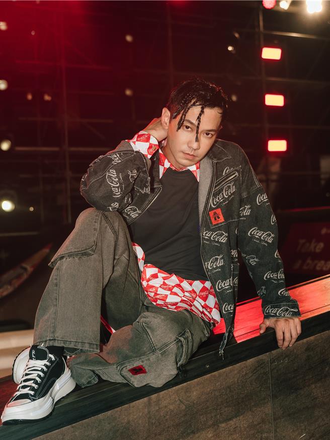 鄒承恩穿上Daniel Wong走秀。（旋轉娛樂提供）