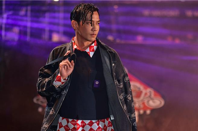 鄒承恩穿上Daniel Wong走秀。（旋轉娛樂提供）