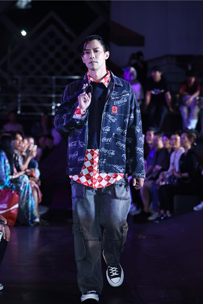 鄒承恩穿上Daniel Wong走秀。（旋轉娛樂提供）