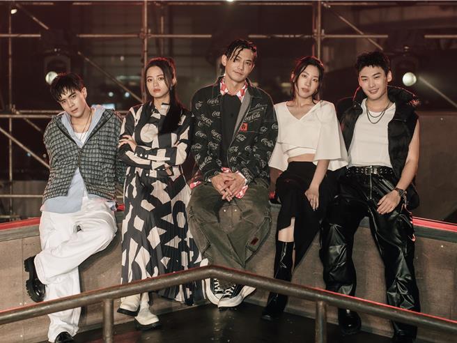 旋轉娛樂公司藝人(左起) 甯傳修、車昕、鄒承恩、李悠、劉晉瑋開心合影。（旋轉娛樂提供）