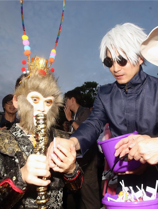 台北市长蒋万安cosplay成热门漫画《咒术迴战》中的人气角色「五条悟」，现身「天母搞什么鬼万圣节嘉年华」共襄盛举。（范扬光摄）