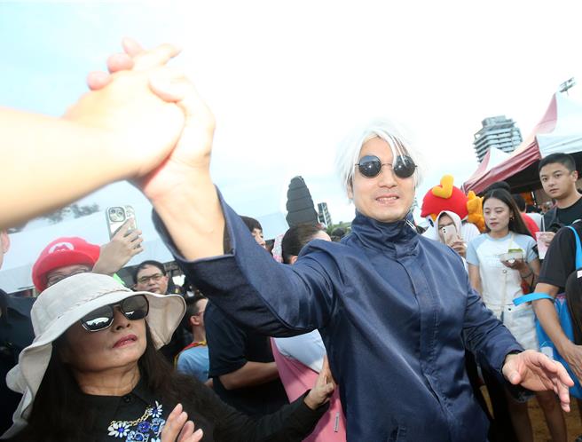 台北市长蒋万安cosplay成热门漫画《咒术迴战》中的人气角色「五条悟」，现身「天母搞什么鬼万圣节嘉年华」共襄盛举。（范扬光摄）