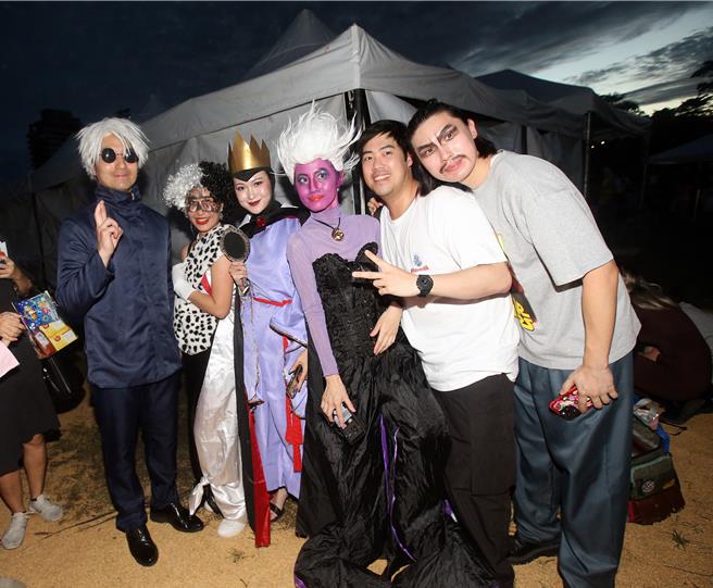 台北市长蒋万安cosplay成热门漫画《咒术迴战》中的人气角色「五条悟」，现身「天母搞什么鬼万圣节嘉年华」共襄盛举。（范扬光摄）