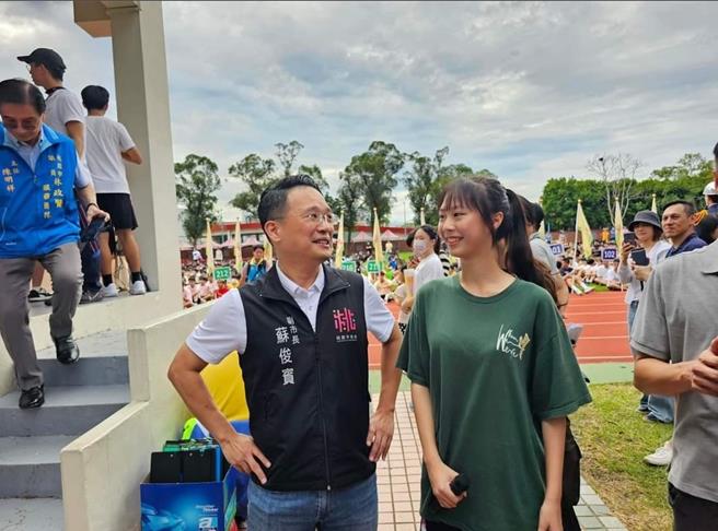 桃园市副市长苏俊宾（左）今早出席武陵高中70周年校庆暨运动会。