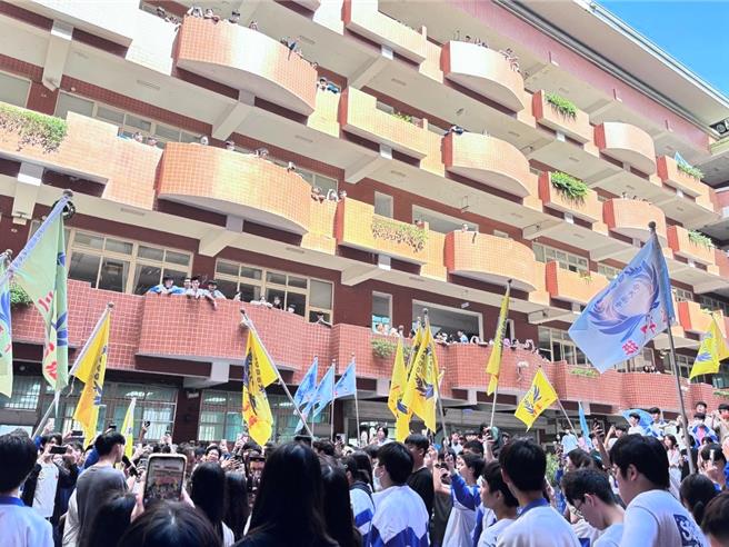 运动会成革命现场？国立中央大学附属中坜高中25日举行运动会，但因当天上午下雨，校方考量操场湿滑，若进行大队接力比赛学生容易滑倒受伤，因此宣布下午正常上课，引起学生不满，发起革命于走廊摇旗唱国歌。最后运动会继续举行，学生称「革命成功」。（校方提供／廖姮玥桃园传真）