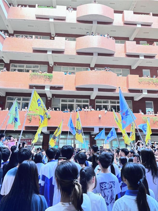 运动会成革命现场？国立中央大学附属中坜高中25日举行运动会，但因当天上午下雨，校方考量操场湿滑，若进行大队接力比赛学生容易滑倒受伤，因此宣布下午正常上课，引起学生不满，发起革命于走廊摇旗唱国歌。最后运动会继续举行，学生称「革命成功」。（校方提供／廖姮玥桃园传真）