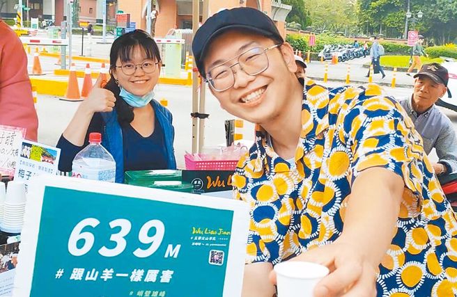 圖為南港軟體工業園區新春展售會，三峽五寮尖山羊乳青農販售鮮羊奶。（新北市農業局提供／本報資料照）